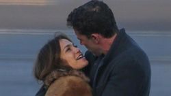 Ben Affleck, Jennifer Lopez'i öpücüklere boğdu