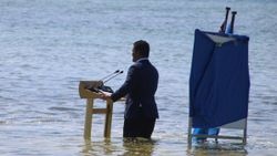 Tuvalulu bakan, iklim değişikliğine dikkat çekmek için denizden mesaj verdi