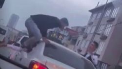 Maltepe’de, düğün konvoyundaki araçtan sarkarken düştü