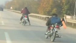 Bursa'da motosiklet üstüne yatarak yarışan gençler, hapisle yargılanacak