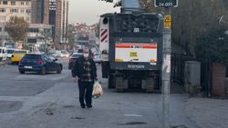 Ümraniye'de levhasız yapılan yol çalışması, araçları zarar veriyor