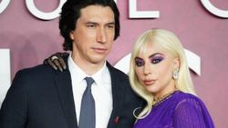 Lady Gaga, iç çamaşırını gösterdi