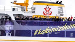 Fenerbahçe, Atatürk'ü Dolmabahçe açıklarında andı