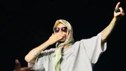 Şarkıcı Justin Bieber, sahneye başörtüsüyle çıktı