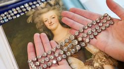 Fransa Kraliçesi Marie Antoinette'in elmas bilezikleri açık artırmada satıldı