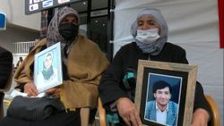 Muş'taki evlat nöbetine 22 yıldır oğlunu bekleyen anne de katıldı