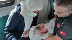 Karaman'da yolda doğum sancıları başlayan kadın ambulansta doğurdu