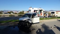 Antalya'da takla atan otomobilden çıkıp kaza yaptıran aracın önünü kesti