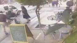 Kadıköy’de, Mine Kırıkkanat’a tokatlı saldırı