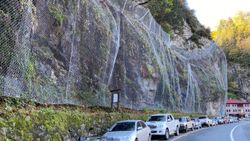 Rize'de 8 bin metrekarelik yamaca çelik ağ örüldü