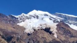 Nepal'de yerleşim yerine çığ düştü: 11 yaralı