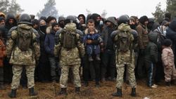 Polonya sınırındaki göçmenlerin sorumlusu Rusya ile Belarus'tur