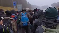 Göçmenlerin Polonya sınırına yürüyüşleri devam ediyor