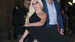 Lady Gaga, yine iç çamaşırını gösterdi