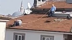 Bursa'da çatı tamiri yapan kişilerin aldığı tedbir korkuttu