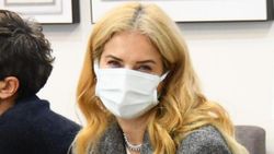 Burcu Esmersoy, elinde para dolu zarfla görüntülendi