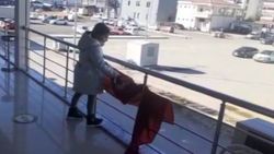 Elazığ’da 6 yaşındaki Zehra’nın bayrak sevgisi kamerada