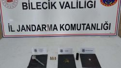 Bilecik’te dur ihtarına uymadı, kaçarken yola uyuşturucu saçtı