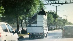 Adana’da kamyonet kasasında tehlikeli yolculuk kamerada