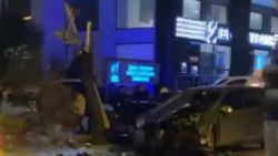 Bakırköy'de otomobil kaldırımdaki ağacı ikiye böldü