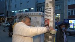 Arnavutköy'de evlenmek isteyen adam, direklere eş ilanı asıyor