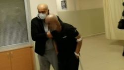 Bursa'daki adam yanan evine odun parçası attı