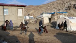 Erzurum’da depremzede vatandaşlara çadır, gıda ve soba dağıtımı yapıldı