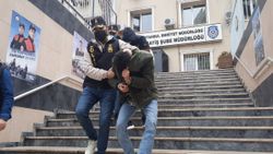 İstanbul'da çalıntı araçla 6 iş yeri soyanlar yakalandı
