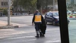 Adıyaman'da yaşlı kadının yardımına, ambulans şoförü yetişti