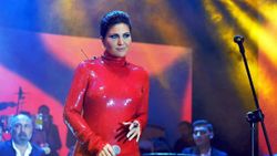 Sibel Can'ın kırmızı deri elbisesi beğenilmedi