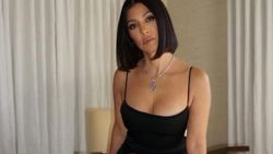 Kourtney Kardashian küçük bikinisiyle poz verdi