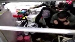 Bolu’da, mağaza açılışında yüzde 50 indirim izdihamı kamerada