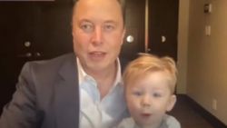 Elon Musk, oğlu ile kamera karşısına geçti