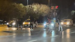İstanbul'da karşıdan karşıya 'birdirbir' oynayarak geçen gençler