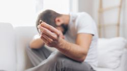 Erkekler ayrılık sırasında kadınlara göre daha fazla duygusal acı yaşıyor