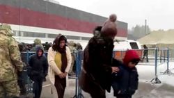 Göçmenler, Belarus - Polonya sınırında yemek için kuyruğa girdi