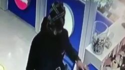 Esenyurt'ta kılıf parası veren hırsız, telefon çalıp kaçtı