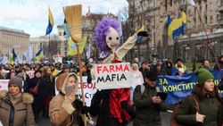 Ukrayna’da, koronavirüs tedbirleri protesto edildi