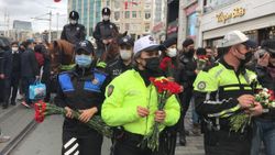 Taksim'de polis ekipleri kadınlara çiçek dağıttı