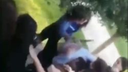 Antalya’da liseli kızların ekmek bıçaklı kavgası kamerada