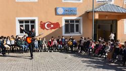 Şırnaklı okul müdürü, gitarıyla köy köy gezerek öğrencileri coşturuyor