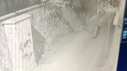 Bursa'da direğe bağlı olan çöp kovasını çaldı