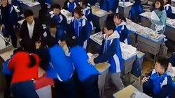 Çin'de tenefüse çıkartmayan öğretmenini dövdü 