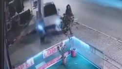 Tuzla’da fren yerine gaza bastı, 3 dükkan ve 3 otomobile çarptı