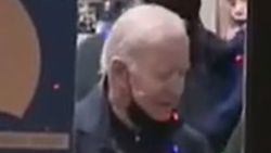 Joe Biden, kapalı mekanda maskesini indirdi
