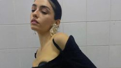 Hazar Ergüçlü'nün sırt dekolteli elbisesine beğeni yağdı