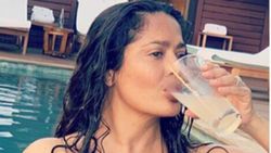 Salma Hayek'ten havuz pozu