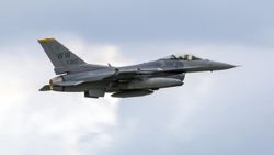 ABD F-16 uçağı, Japonya'ya 2 yakıt tankı bıraktı