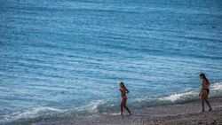 Antalya'da aralıkta deniz keyfi devam ediyor