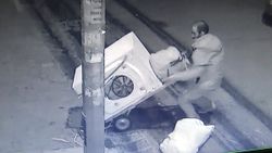 Avcılar'daki hırsız, panik yapınca çaldığı çamaşır makinesini düşürdü